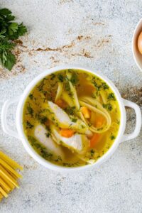 Куриный суп с домашней лапшой 
